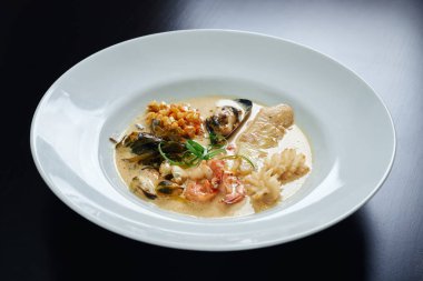 Masada soslu deniz ürünleri tabağı..