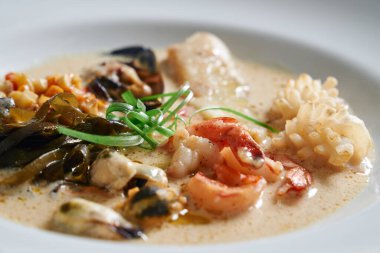 Tabakta farklı deniz ürünleri var..