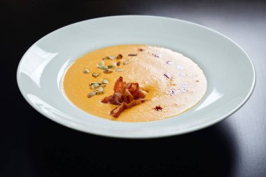 Jambonlu krema çorbası ve kabak çekirdeği..