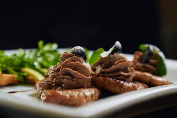 Steaks de boeuf décorés avec de la pâte et des baies . — Photo