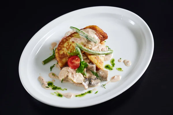 Plato con hachís marrón y pollo en el restaurante . — Foto de Stock