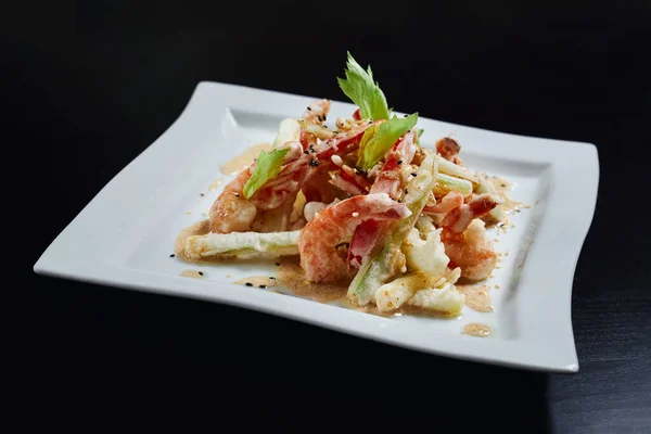 Ensalada con gambas y verduras con salsa . — Foto de Stock