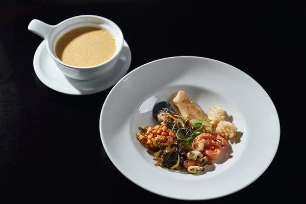 Plato de mariscos y salsa en la mesa . — Foto de Stock