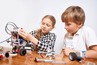 Genç arkadaşlar inşaat malzemesi kullanarak robot yapıyorlar.