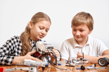 Genç arkadaşlar inşaat malzemesi kullanarak robot yapıyorlar.