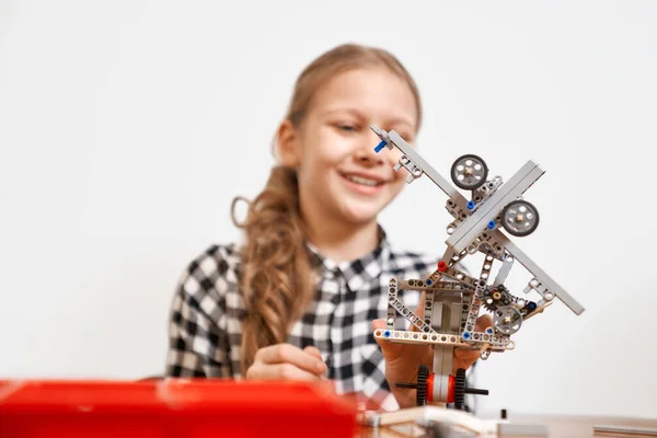 Robot realizzato con kit di costruzione da ragazza . — Foto Stock