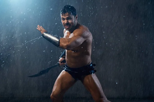 Skjortlös muskulös krigare slåss med svärd. — Stockfoto