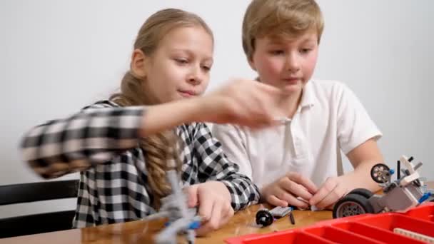 Kinderen maken vliegtuig met bouwpakket. — Stockvideo