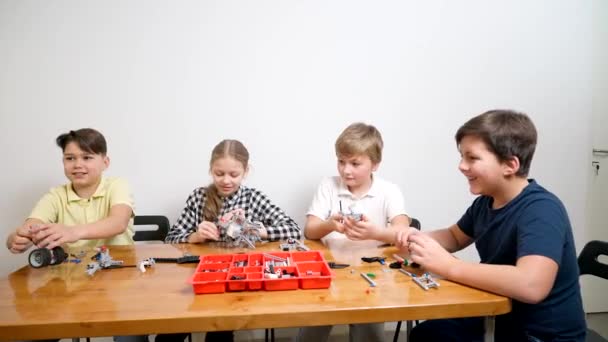 Niños creativos usando kit de construcción. — Vídeos de Stock