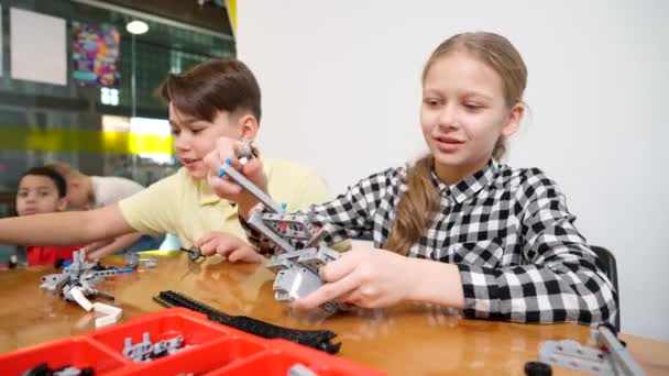 Garçon et fille s'amuser, en utilisant le kit de construction . — Video