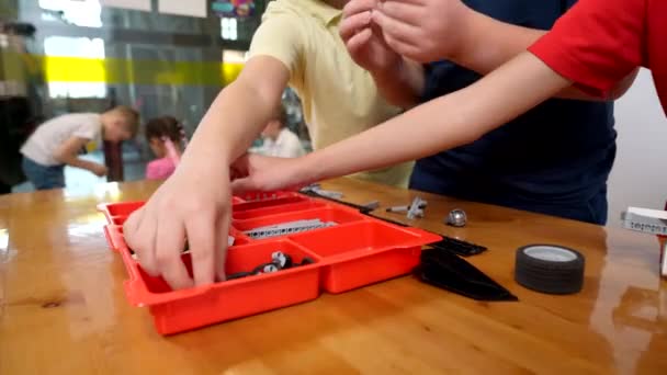 Niños usando kit de construcción. — Vídeo de stock