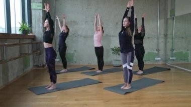 Bir grup kadın koridorda ısınıyor..