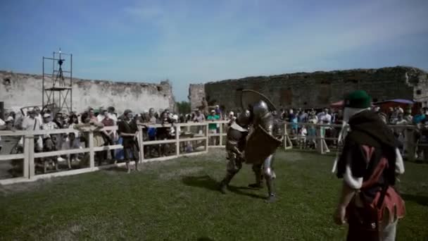 Nadvirna, Ukraine - August 24, 2019: Historical reconstruction of knights battle. — Stock Video