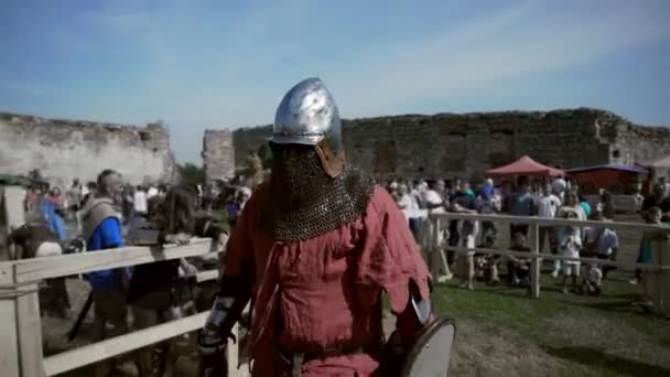 Nadvirna, Ukraine - August 24, 2019: Historical reconstruction of knights in constumes. — Stock Video