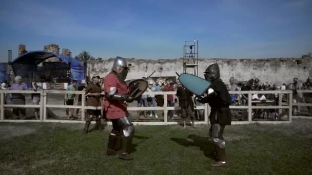Nadvirna, Ουκρανία - 24 Αυγούστου 2019: Μάχη ιπποτών στο τουρνουά του Μεσαίωνα. — Αρχείο Βίντεο