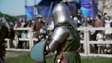 Nadvirna, Ukrayna - 24 Ağustos 2019: Zırhlı adamlar orta çağ turnuvasında savaşıyor.