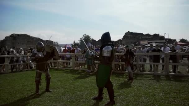 Nadvirna, Ukrajna - augusztus 24, 2019: Történelmi rekonstrukció lovagok harcolni szabadban. — Stock videók