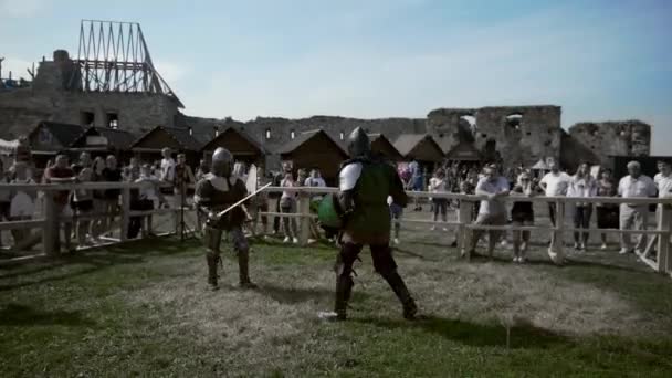 Nadvirna 、ウクライナ- 8月24 、 2019:中世のトーナメントでの騎士の戦い. — ストック動画