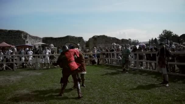 Nadvirna, Oekraïne - 24 augustus 2019: Historische reconstructie van ridders vechten buiten. — Stockvideo