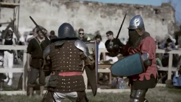 Nadvirna, Ukrajna - augusztus 24, 2019: Knights fighting on middle ages torna. — Stock videók