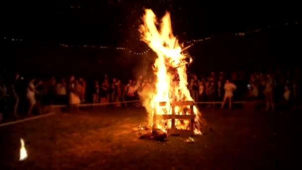 Silhouettes de personnes autour du grand feu de Pâques . — Video