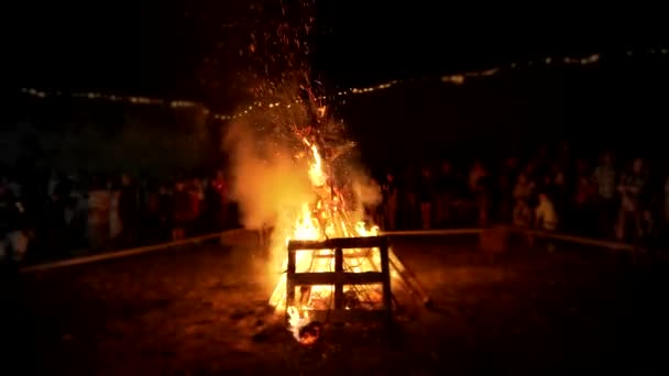 Siluetas de personas alrededor del gran fuego de Pascua . — Vídeos de Stock