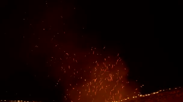Bonfire jiskry izolované na černém pozadí. — Stock video