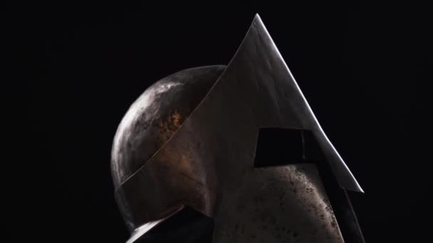 Helm spartan besi kuno. — Stok Video