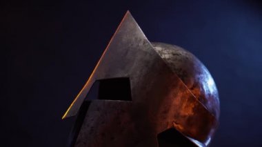 Siyah üzerine izole edilmiş eski demir Spartalı miğfer..