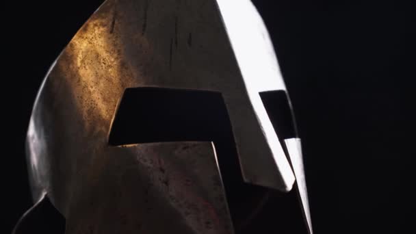 Casque médiéval en fer spartiate .