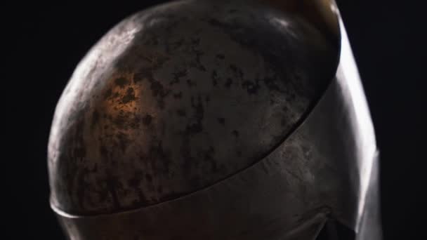 Casque médiéval en fer spartiate .