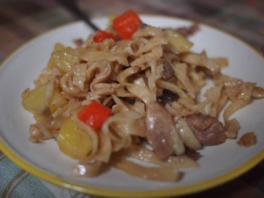 Koyun eti ile Moğol erişte