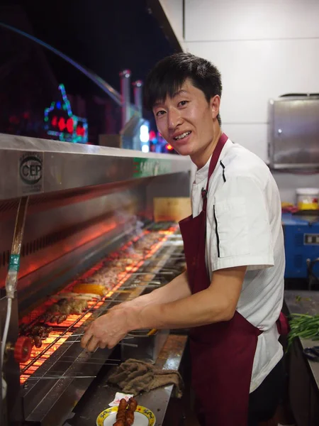 Chef chino cocinando carne de la calle — Foto de Stock
