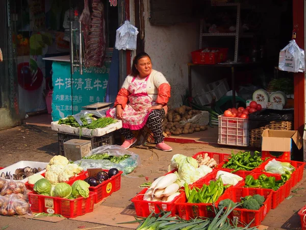 Puesto de verduras en Beijing Hutong — Foto de Stock