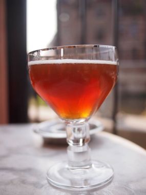 Bir cam Belçika birası