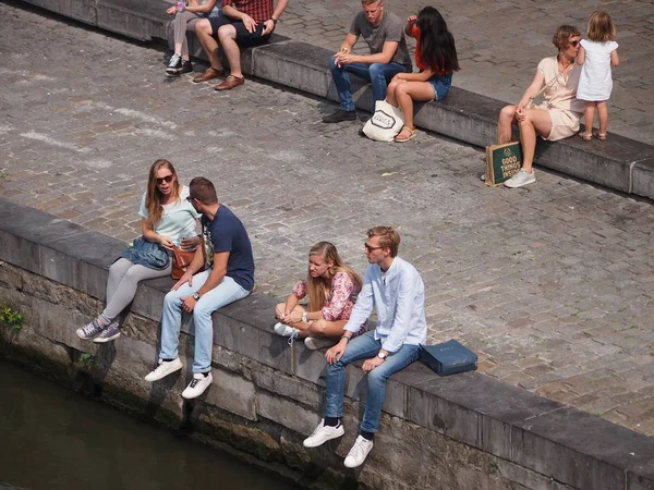人们坐在根特的运河 — 图库照片