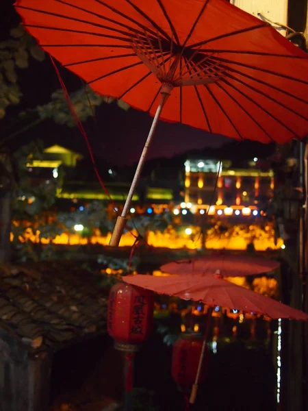 Orientaliska paraply i Fenghuang gamla stan — Stockfoto