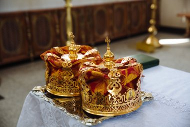 Kilisede bir düğün için taç