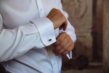 Kol düğmesi ile eller. Zarif beyefendi clother, beyaz gömlek