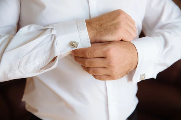 Bräutigam Hände mit Manschettenknöpfen. elegante Herrenbekleidung, weißes Hemd — Stockfoto