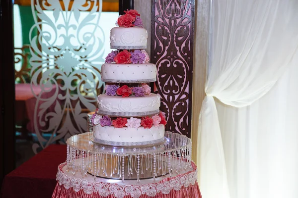 甜的多层婚礼蛋糕装饰着蓝色的花朵。糖果酒吧 — 图库照片