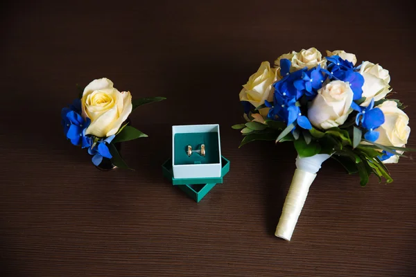 Bouquet de mariage, boutonnière, bagues en or — Photo