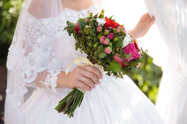 Schöner Brautstrauß in den Händen der Braut — Stockfoto