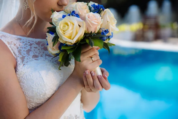 Belo buquê de casamento em mãos da noiva — Fotografia de Stock