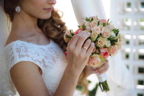 Hermoso ramo de boda en manos de la novia. Anillo de oro y vestido blanco —  Fotos de Stock