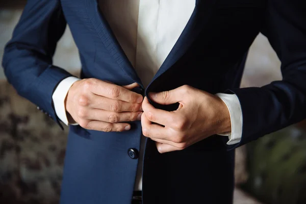 El hombre lleva una chaqueta. Concepto de negocio —  Fotos de Stock