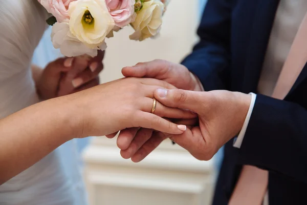 Menyasszony és a vőlegény kezét eljegyzési gyürük — Stock Fotó