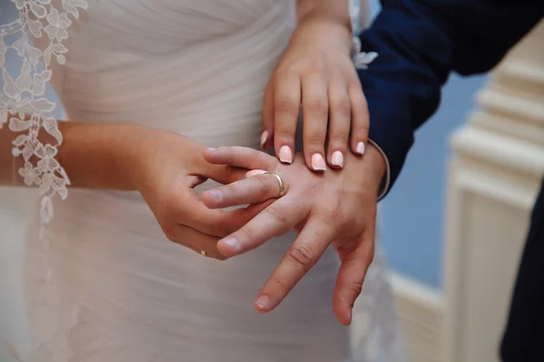 Novia puesta en los novios anillo de boda de mano . — Foto de Stock
