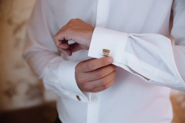 Manos de novio con gemelos. Elegante caballero clother, camisa blanca —  Fotos de Stock