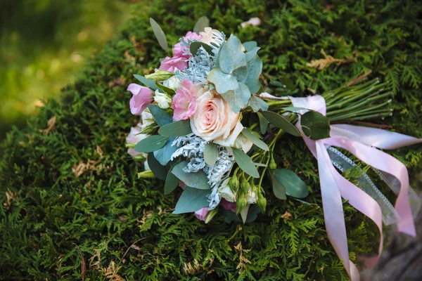 Wedding bouquet on background of green grass — Stock Photo, Image